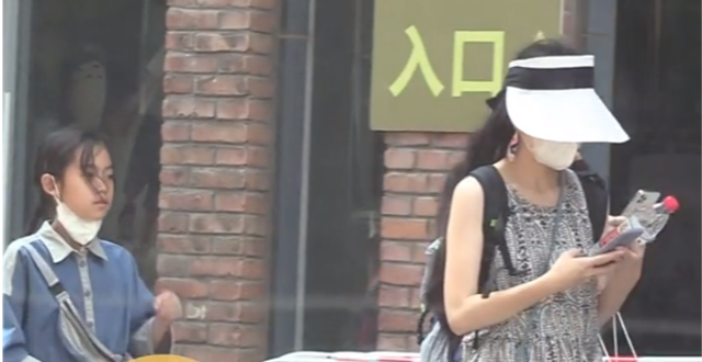 韩寒妻女近照曝光 女儿韩小野长相清纯