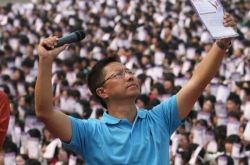 李陽の兄：姪と姪は一晩中家に帰らず、恋に落ちるために学校を欠席し、家庭内暴力が疑われる