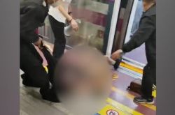 تدخلت شرطة شيان في مترو الأنفاق ، حيث قام الأمن بجرها ، محامي: الأمن ليس له الحق في أن يأخذ بالقوة