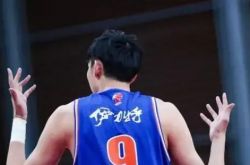 أعلن Zhou Qi انسحابه من CBA ، هل رأى Yao Ming ذلك؟ اختار مستخدمو الإنترنت دعمه هذه المرة
