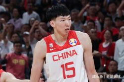 كان Zhou Qi غاضبًا تمامًا وصرح علنًا أنه سينسحب من موسم CBA الجديد. أراد فقط أن يطلب من اتحاد كرة السلة شرحًا.