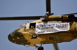 탈레반 "퍼레이드", 노획된 무기 과시, 미 국방부: 사용불가