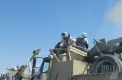 عرض عسكري لطالبان يعرض أسلحة عسكرية تم الاستيلاء عليها ، رافقت مروحيات بلاك هوك مئات المركبات المدرعة