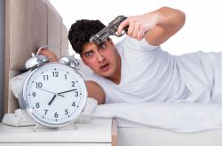 特に「眠い」若者：不眠症に巻き込まれた1億3000万人の労働者の昼寝をしますか？