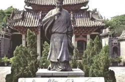 اخترع "قلم ماو لونغ" ، وكان خطه قويًا لدرجة أنه عُرف باسم الخطاط الأول في لينجنان