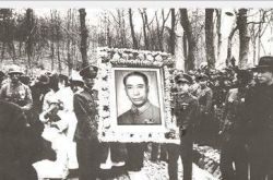 عندما توفي داي لي في عام 1946 ، ذهب شيانغ كاي شيك لتقديم تعازيه ، وبعد أن رأى عدد ميراثه صرخ في وجهه.