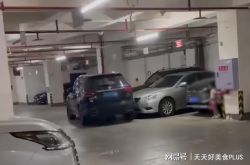 اشتبه رجل في تشونغتشينغ في احتلال مكان لوقوف سيارات شخص آخر وتم حظره. وبغض النظر عن ثني المالك ، اصطدم بسيارة أمام طفله