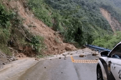 تسببت الأمطار الغزيرة في أنكانغ تسييانغ في حدوث العديد من الانهيارات الأرضية وانقطاع الطرق! تستمر الأمطار الغزيرة ...