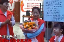 عيد الميلاد الأكثر أهمية! فتاة تبلغ من العمر 9 سنوات في شوتشانغ ، تحصل خنان على 500 يوان من مصروف الجيب لدعوة 200 مسن لتناول الطعام