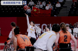 عملت لاعبة كرة السلة على الكراسي المتحركة للسيدات Zhang Xuemei كحاملة علم الوفد الرياضي الصيني في الحفل الختامي لألعاب طوكيو البارالمبية