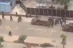 外媒：几内亚总统府被叛军包围，视频显示总统被军队扣押