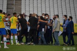 ブラジルの保健当局はアルゼンチンに試合を辞めるよう要請し、ブラジルとアルゼンチンの試合は中断されました