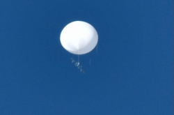 不思議な白いボールが日本に再び現れます：空中に浮かんで、未知の物体が落下します