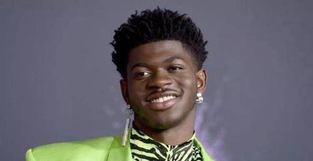 美国著名嘻哈歌手,利尔·纳斯·x晒孕肚照,引起强烈反感