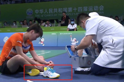 Chen Yufei는 전국 게임에서 Li Ning의 운동화에 긁힌 "Li Ning"관리: 부상을 추적