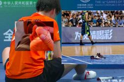 易建聯は公の場で靴を脱いでいますか？オリンピックチャンピオンの陳雨菲の足は李寧の靴から2cmの傷でカットされました