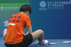 Li Ning은 경기 중 운동화에 발이 잘렸다고 대답했습니다.