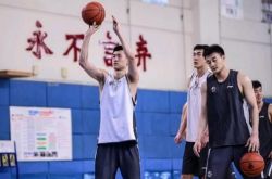 تقاعد لياو للتأمين على نجم كرة السلة ، تونغ شي يوقع مع بطل NBL ، وصل دينغ يوهانغ إلى جينان