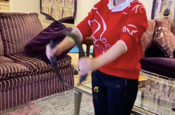 邓亚萍与儿子居家训练，袜子破个洞太节俭，客厅却大到放乒乓球桌_林瀚