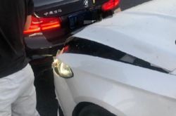 フォードモンデ​​オはBMW5シリーズに衝突し、2台の車の損傷を見た後、ネチズン：それは確かに高級車です