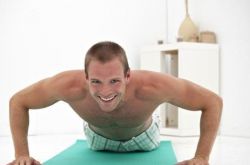 男人1分钟做多少俯卧撑算合格？怎样提高做的个数？早知早受益
