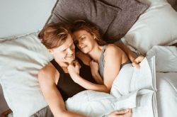 夫は忠誠協定に署名した後に脱線し、妻は補償を主張する