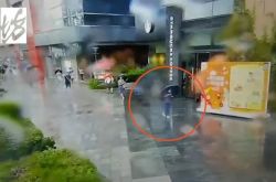 今日のモーメントの画面をスワイプしてください！上海の有名なショッピングモール：強風が看板を吹き飛ばし、通りすがりの女性が壊される