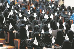 أعلنت حركة طالبان أن الكليات مفصولة حسب الجنس ، ويمكن للمرأة أن تستمر في الدراسة ولكن يجب أن ترتدي الحجاب