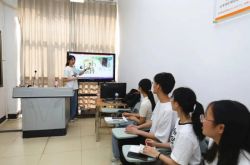 خطوة كبيرة: تخطط "Laolong Teachers College" للالتحاق بالدورة الجامعية!