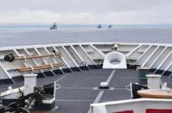 米国は、中国の軍艦が沿岸警備隊によって綿密に監視されている米国の排他的経済水域に入ったと主張している
