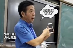 网传湖北一老师当众摔坏学生手机并视频发家长群，学校：老师旧手机，系拍警示片