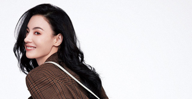 张柏芝演绎秋日新风尚 西装夹克尽显优雅格调