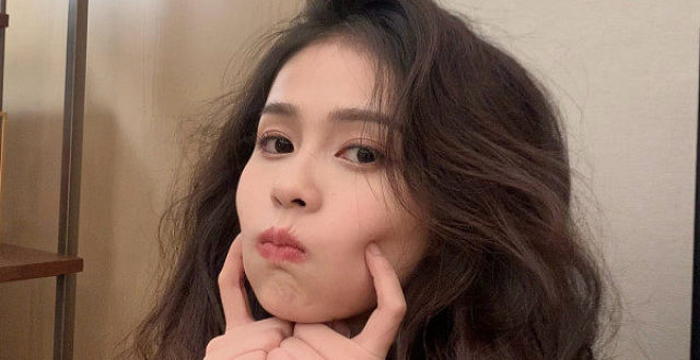 白鹿晒自拍秀惊人发量 嘟嘴戳腮卖萌可爱满分