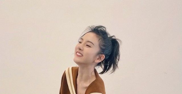 宋祖儿学院风棕色针织套装造型元气十足 与狗狗互动超有爱