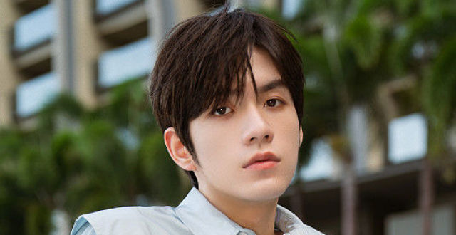 张颜齐天蓝色衬衫少年感十足 水边侧卧眯眼氛围感足