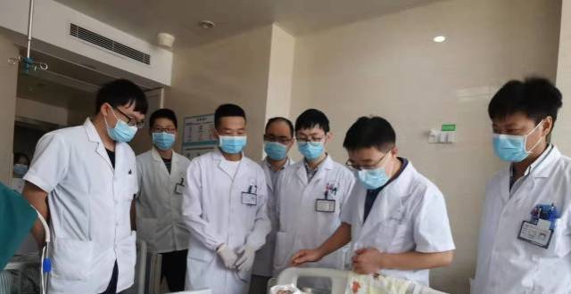 将断手接在脚背上，等活过来再回植到手臂，医生神奇医术让人惊叹