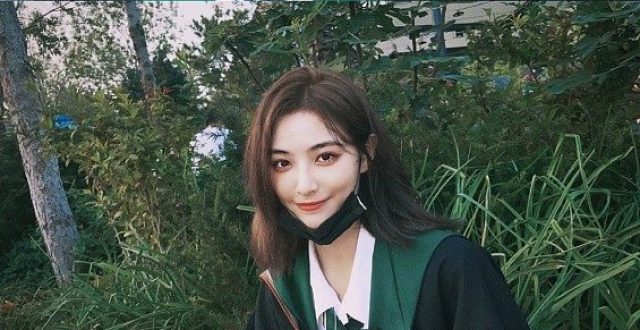 许佳琪晒环球影城plog 变身蛇院美人骑扫帚起飞氛围绝