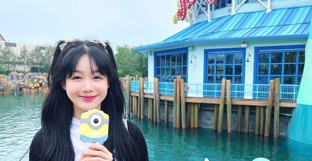 真甜妹！徐梦洁卫衣百褶裙少女感十足 扎两个双马尾俏皮甜美