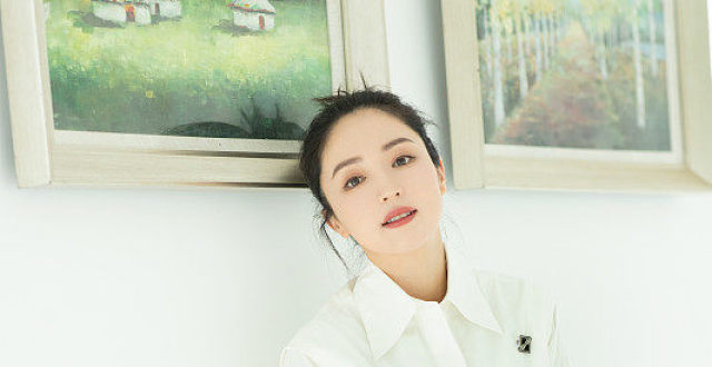 董璇白衬衫牛仔长裙清新温柔 阳光下眼眸纯净演绎秋日浪漫