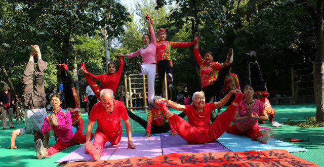 西安老人公园晨练，展示健身绝活，助力十四运会