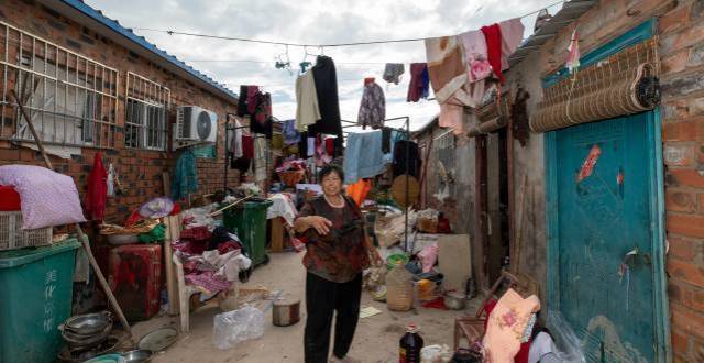 暴雨袭击后全村被淹，村民污水里捡衣物，舍不得扔
