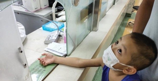 外卖小哥为救儿子争分夺秒接单，订单超时被客户投诉，坐街头痛哭