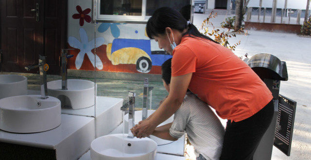 38岁意外怀孕喜产二胎，不料孩子出生后厄运接踵而至，女子欲哭无泪