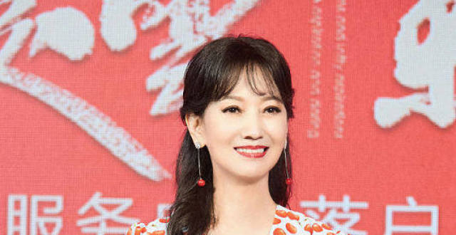 赵雅芝樱桃印花连衣裙甜美温柔 点缀小樱桃耳环精致浪漫