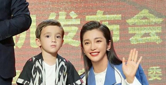 李冰冰新片开机和小萌娃合影 穿蓝色设计感西装优雅大方