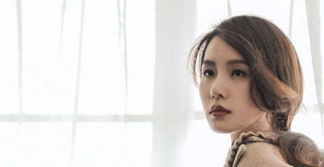 刘诗诗暖秋质感大片释出 穿正红丝边礼服温柔大气