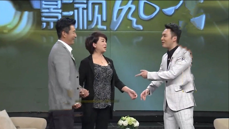 王志飞牵手江珊登台,主持人:你们不撒手吗?