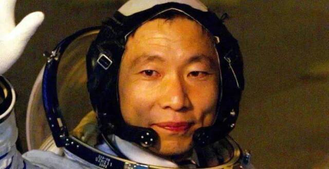 刷屏式转发！杨利伟这篇被写进课本的文章到底说了什么？为啥突然就火了？_腾讯新闻