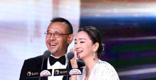 北影节闭幕姜文巩俐同台,刘晓庆台下浅笑,与姜文情史曾被前夫逼迫写进