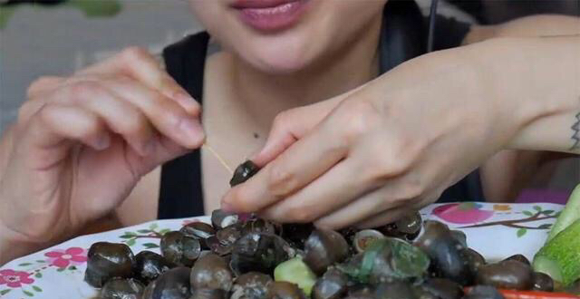 女子吃田螺,反被田螺吃,最后惊动消防.